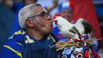 Seorang pendukung Prancis berpose menjelang pertandingan sepak bola Euro 2024 Grup D antara Austria dan Prancis di Duesseldorf Arena, Duesseldorf pada 17 Juni 2024. (OZAN KOSE/AFP)