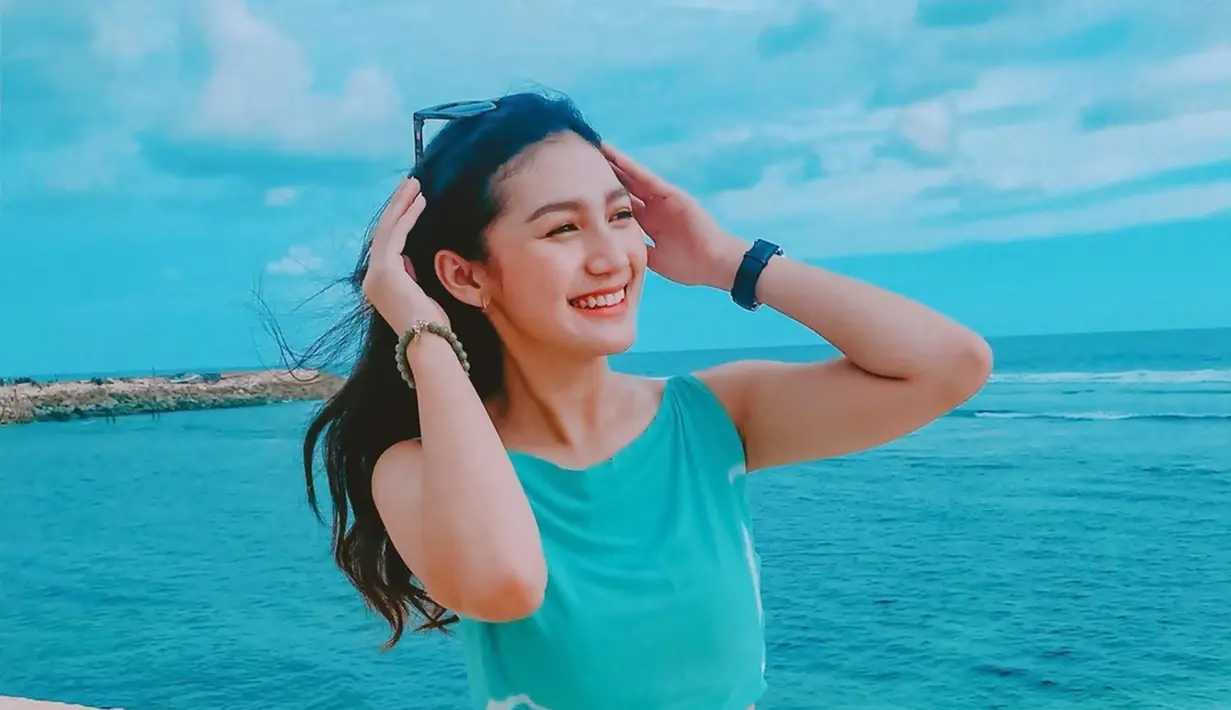 Saat ini namanya makin populer, apalagi ia kini bermain sinetron Love Story The Series. Ia memberikan warna baru dalam alur cerita tersebut. Ia berperan sebagai karakter Nadin yang beradu akting dengan Giorgino Abraham. (Liputan6.com/IG/@fiolinatejaay)