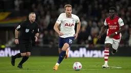 Pemain Tottenham Hotspur Harry Kane mengontrol bola saat melawan Arsenal pada pertandingan sepak bola Liga Inggris di Stadion Tottenham Hotspur, London, Inggris, 12 Mei 2022. Tottenham Hotspur menang 3-0. (AP Photo/Matt Dunham)