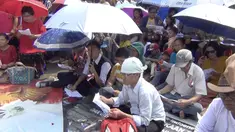 Ratusan jemaat dari Gereja Kristen Indonesia Yasmin Bogor dan Huria Kristen Batak Protestan Filadelfia Bekasi menggelar misa natal di depan 