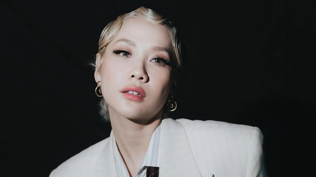 6 Tampilan Maskulin Bunga Citra Lestari dengan Gaya Clean Edgy Serba Putih