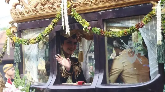 6 Beda Penampilan Selvi Ananda, Kahiyang Ayu dan Erina Gudono Naik Kereta Kencana Saat Menikah