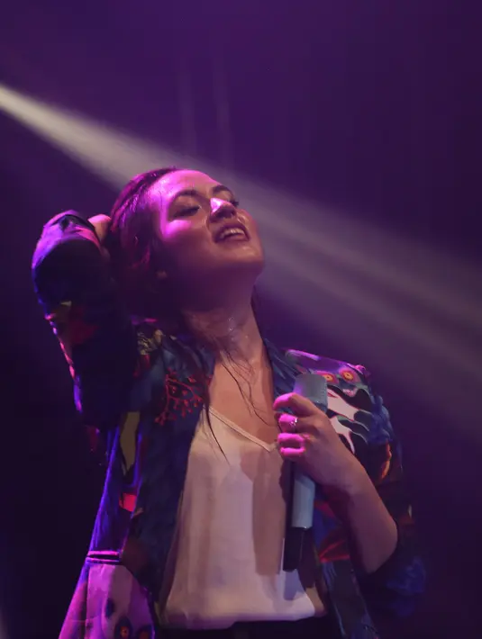 Mendapat sambutan yang sangat meriah di panggung Jazz Goes to Campus kemarin, Raisa Andriana mampu melarutkan suasana dengan alunan suara merdunya. (Galih W. Satria/Bintang.com) 