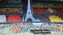 Aksi ratusan penari memeriahkan upacara pembukaan Euro 2016 di Stadion Stade de France, Saint-Denis, utara Paris, Prancis, Sabtu (11/6). berbagai ikon budaya di sajikan pada pembukaan Euro 2016 kali ini. (REUTERS/John Sibley)