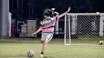 Sintya Marisca, aktris FTV sekaligus selebgram yang gaya penampilannya selalu menarik untuk dilihat. Sintya sangat suka berolahraga seperti ikut dalam olahraga yang kini jadi tren, mini soccer. Gayanya saat ikut mini soccer ini bak pesepak bola profesional. (Liputan6.com/IG/@sintyamarisca)