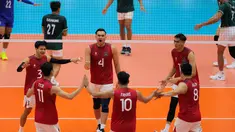 Pemain Timnas voli putra Indonesia merayakan raihan poin saat melawan Myanmar pada babak penyisihan Grup B SEA Games 2025 di di Stadion Indoor Huamark, Bangkok, Thailand, pada Senin (15/12/2025) pagi WIB. Timnas voli putra Indonesia berhasil meraih kemenangan perdana di Grup B SEA Games 2025 dengan mengalahkan Myanmar, Senin (15/12/2025). (Bola.com/Bagaskara Lazuardi)