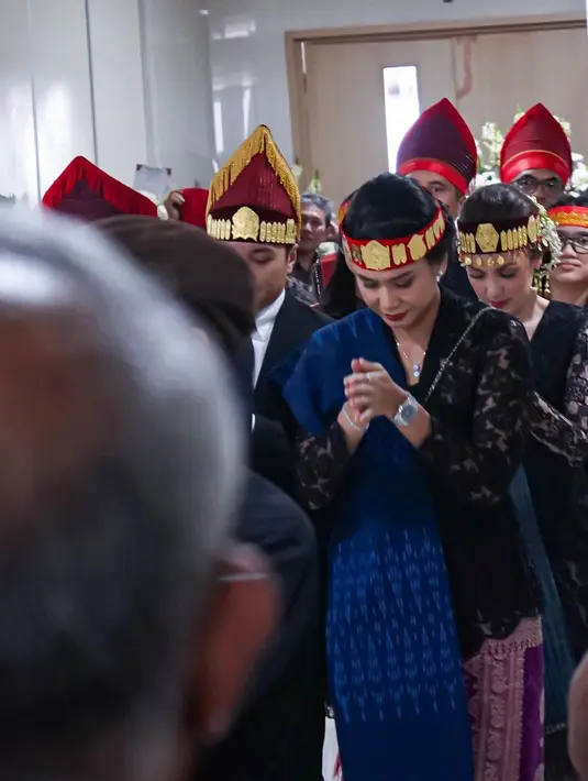 "Upacara adat Saur Matua hari Selasa kemarin setelah aku dan kakak iparku Kak Nella diberi Boru Aruan ❤️. #RestinPeaceAmang," tulis riantic. [Instagram/riantic]