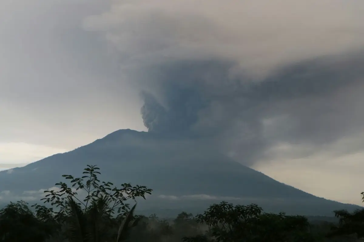 Gunung Agung meletus