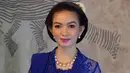 Istri Cawapres Gibran ini terlihat menawan dengan kebaya biru. Ia terlihat sangat memesona sebagai seorang istri dari Gibran Rakabuming Raka. Penampilan Putri Solo 2009 ini dipuji cantik memesona. (Liputan6.com/IG/selvi_gibran)