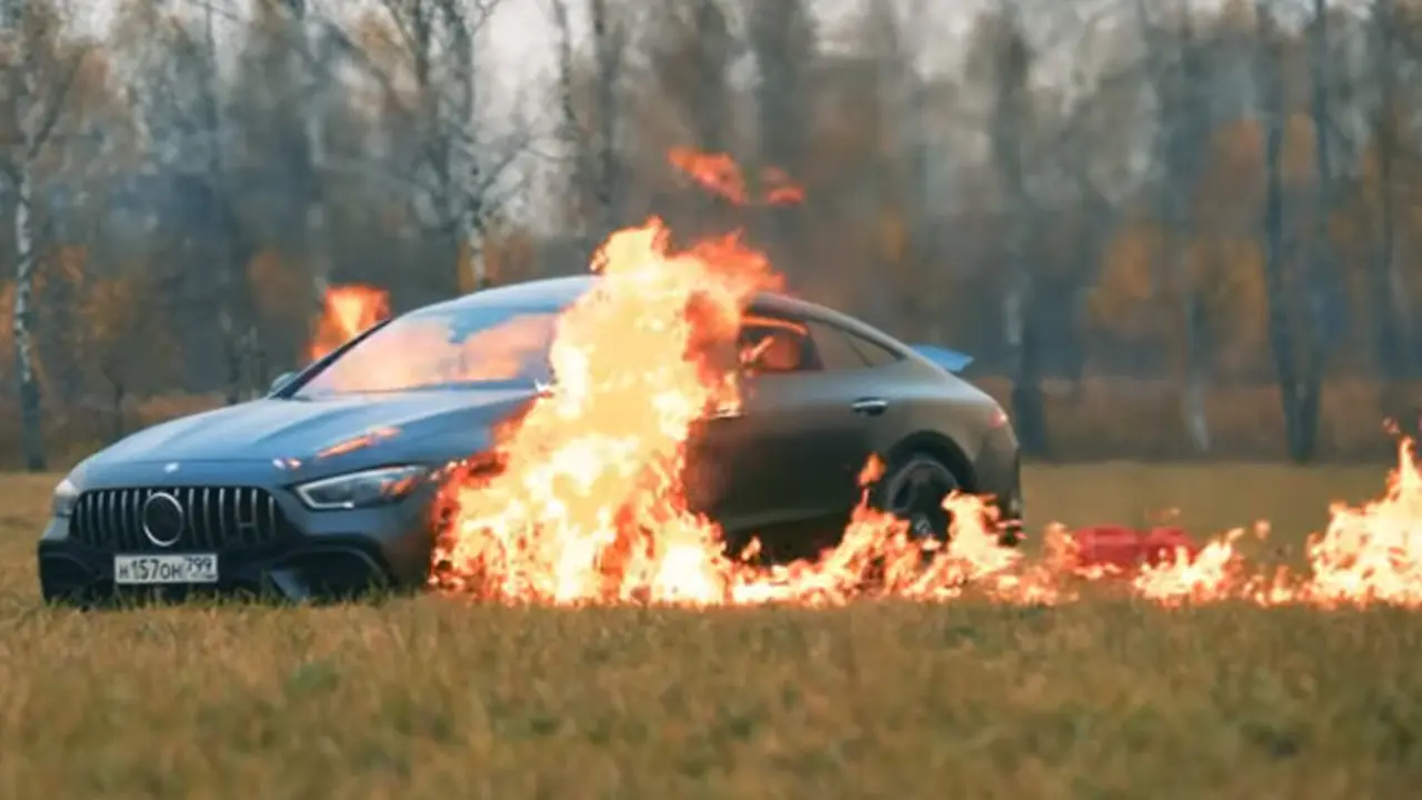 Viral, Aksi Santai Youtuber Rusia Bakar Mobil Mercedes-AMG GT