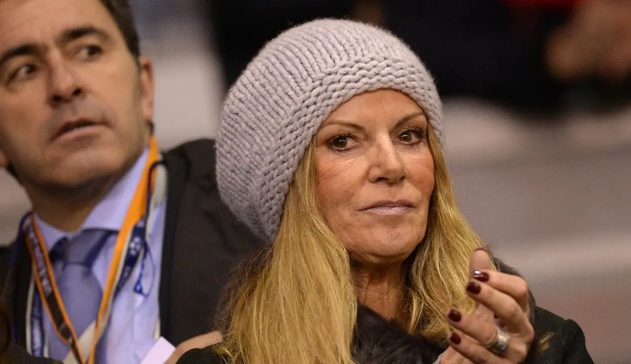 Ulla Sandrock, istri dari pelatih Liverpool, Jurgen Klopp, turut menghadiri  laga antara Liverpool melawan Bordeaux pada lanjutan Liga Europa di Stadion Anfield, Inggris, Kamis (26/11/2015). (AFP Photo/Oli Scarff)