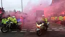 Bus pemain Manchester City dikawal ketat oleh polisi saat melintasi pendukung Liverpool jelang pertandingan Liga Champions di stadion Anfield di Liverpool (4/4). (AFP Photo/Paul Ellis)