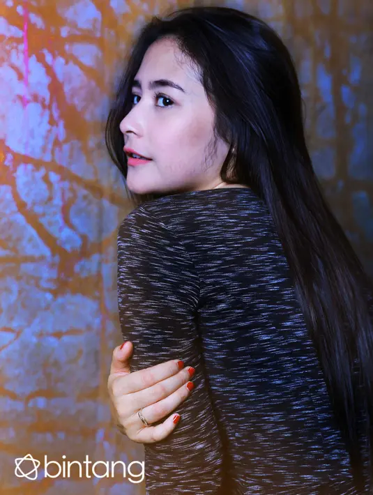 Di tahun 2016 ini akan ada 6 judul film yang dibintangi oleh si cantik Prilly Latuconsina. Dara 19 tahun ini merasa bersyukur di tahun 2016 banyak rezeki yang ia dapatkan, serta berterima kasih atas dukungan para penggemar. (Galih W. Satria/Bintang.com)
