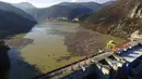 Foto dari udara memperlihatkan hamparan sampah menyumbat Sungai Drina dekat Kota Visegrad, Bosnia, Selasa (5/1/2021). Hamparan limbah terdiri dari sampah botol plastik, papan kayu, tong berkarat, dan lainnya. (AP Photo/Eldar Emric)