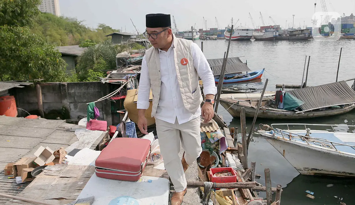 Calon gubernur DKI Jakarta nomor urut 1, Ridwan Kamil menemui masyarakat di kawasan Luar Batang, Jakarta, Selasa (8/10/2024). (Liputan6.com/Herman Zakharia)