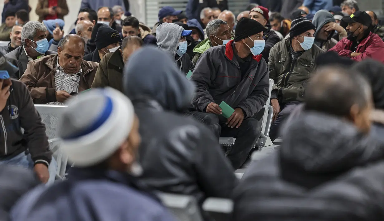 Pekerja Palestina menunggu di stasiun terakhir di Beit Hanun di Jalur Gaza utara, sebelum mencapai Israel melalui penyeberangan Erez untuk bekerja (23/2/2022). Israel mengatakan akhir tahun lalu bahwa 3.000 warga Gaza tambahan akan diizinkan masuk Israel untuk bekerja. (AFP/Mohammed Abed)