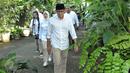 Calon Wakil Gubernur DKI, Sandiaga Uno mendatangi kediaman orangtuanya di Kebayoran Baru, Jakarta, Rabu (19/4). ). Sandiaga meminta doa restu kepada orangtuanya sebelum menggunakan hak pilihnya di TPS 01 pada Pilkada DKI 2017. (Liputan6.com/Helmi Afandi)
