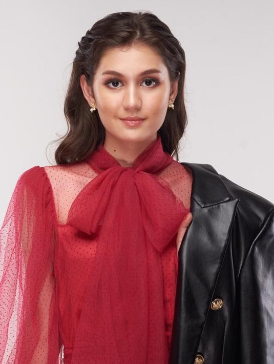 Tampil dengan gaun merah dibalut dengan leather jacket hitam, pesona Zoe Abbas sukses dipuji para penggemarnya. Dara berusia 18 tahun ini disebut makin cantik. (Liputan6.com/IG/@zoeabbasjackson)