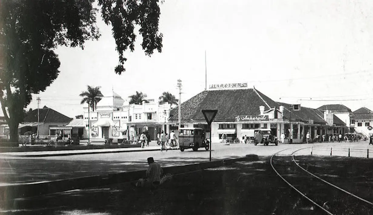 Jalanan depan Biskop Grand yang terletak di sebelah rel kereta api sudah terdapat mobil seperti Ford Model T. (Source: jelajahmalangku.blogspot.com)