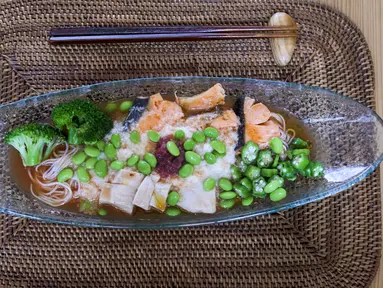 Makanan buatan pemenang kontes resep makanan Desa Olimpiade Tokyo 2020 Yoko Nishimura di Tokyo, Jepang, 12 Juli 2021. Desa Olimpiade Tokyo 2020 melarang atlet makan di restoran lokal menyusul aturan ketat terkait virus corona COVID-19. (KAZUHIRO NOGI/AFP)