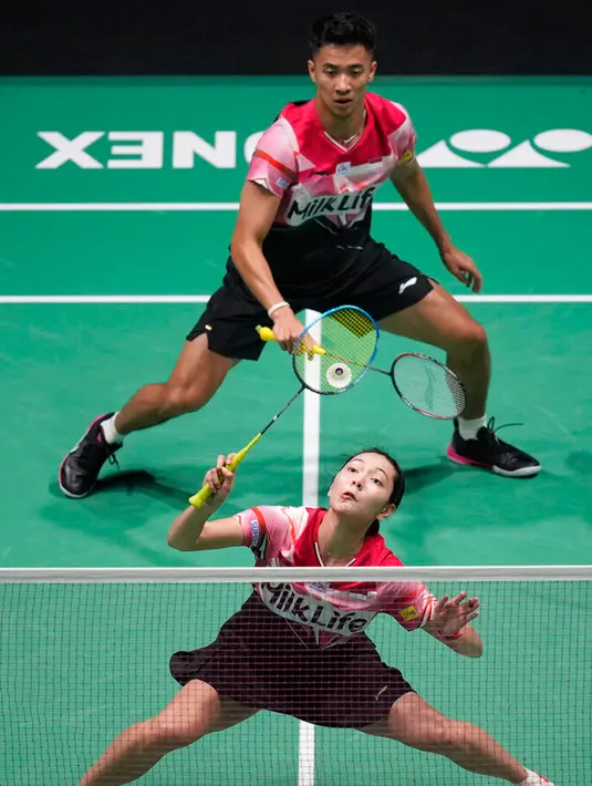 <p>Dejan Ferdinansyah (belakang) dan Gloria Emanuelle Widjaja saat melawan China Zheng Si Wei dan Huang Ya Qiong pada pertandingan semifinal ganda campuran turnamen bulu tangkis Malaysia Open 2023 di Bukit Jalil Axiata Arena, Kuala Lumpur, Malaysia, Sabtu (14/1/2023). Dejan Ferdinansyah/Gloria Emanuelle Widjaja gagal merebut tiket final Malaysia Open 2023 setelah ditaklukkan Zheng Si Wei/Huang Ya Qiong. (AP Photo/Vincent Thian)</p>