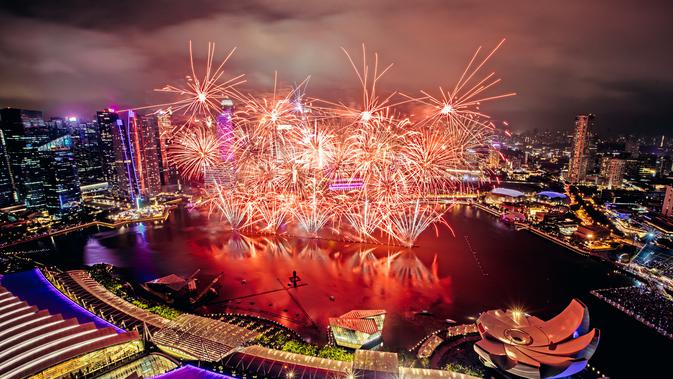 Menjelang akhir tahun, banyak hal yang bisa dinikmati di kawasanMarina Bay, Singapura , mulai dari pertunjukan sirkus, family carnival, festival makanan dan hiburan dan festival kembang api.