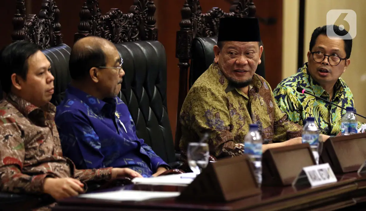 Ketua DPD La Nyalla Mahmud Mattalitti ( kanan) bersama wakil ketua DPD Nono Sampono (tengah) Sultan Bachtiar Najamudi (kiri) dan Mahyudin (kanan) saat memimpin jalannya rapat paripurna di gedung Nusantara V, kompleks MPR/DPR, Senayan, Jakarta, Rabu (2/10/2019). (Liputan6.com/Johan Tallo)