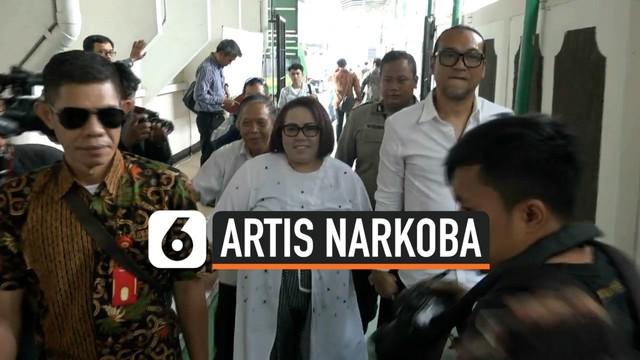 Nunung Srimulat dan suaminya, Iyan Sambiran menjalani sidang perdana terkait kasus narkoba R di Pengadilan Negeri Jakarta Selatan. Nunung mengaku siap dengan dakwaan apapun dari hakim di sidang perdananya ini.