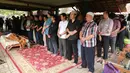 Terlihat beberapa orang berjejer rapi ikut menshalatkan almarhum vokalis grup musik legendaris Koes Plus. (Adrian Putra/Bintang.com)