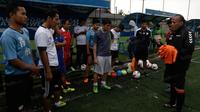 Pelatih asal Belanda, Guus Griet, memberikan pelatihan acara forum pelatih Liga Bola Indonesia di Sabnani Park, Tanggerang, Banten, Minggu (17/7/2016). (Bola.com/Vitalis Yogi Trisna)
