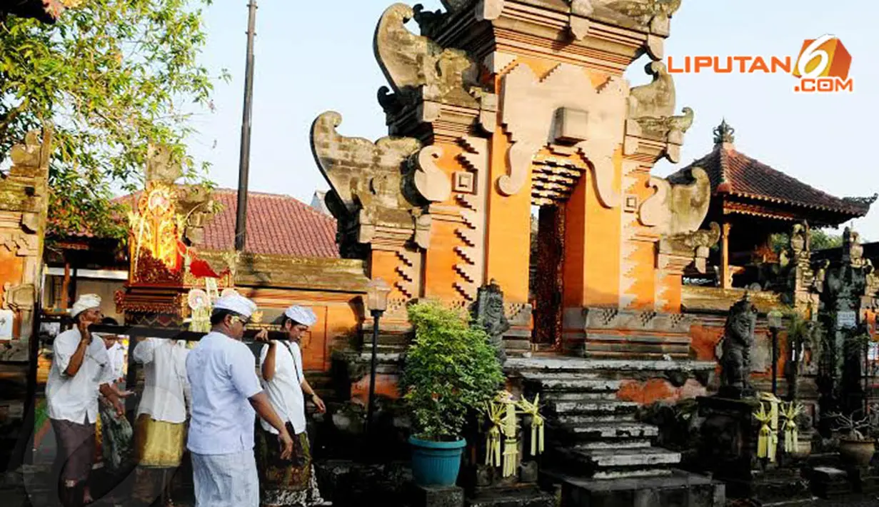  Perlengkapan sembahyang yang ada di pura dibawa untuk dipakai Upacara Melasti di Pantai Salira, Serang, Banten (Liputan6.com/Andrian M Tunay)