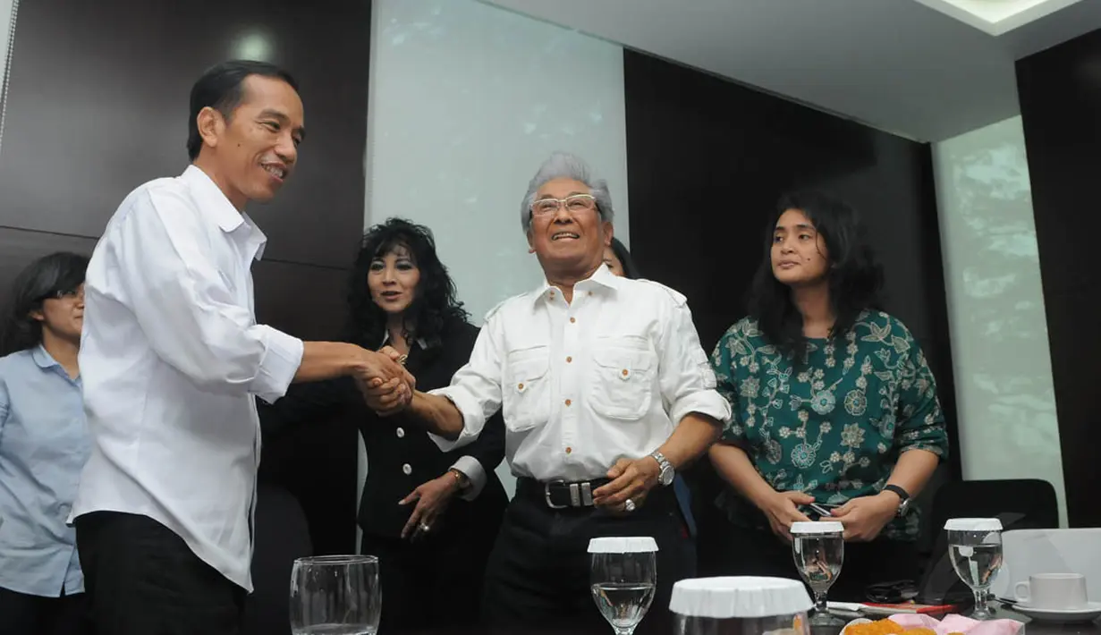 Selesai diskusi jokowi terlihat berjabat tangan dengan pengacara Adnan Buyung Nasution. di Gedung Alstom Jl TB Simatupang, Jakarta Selatan.(Liputan6.com/Herman Zakharia) 