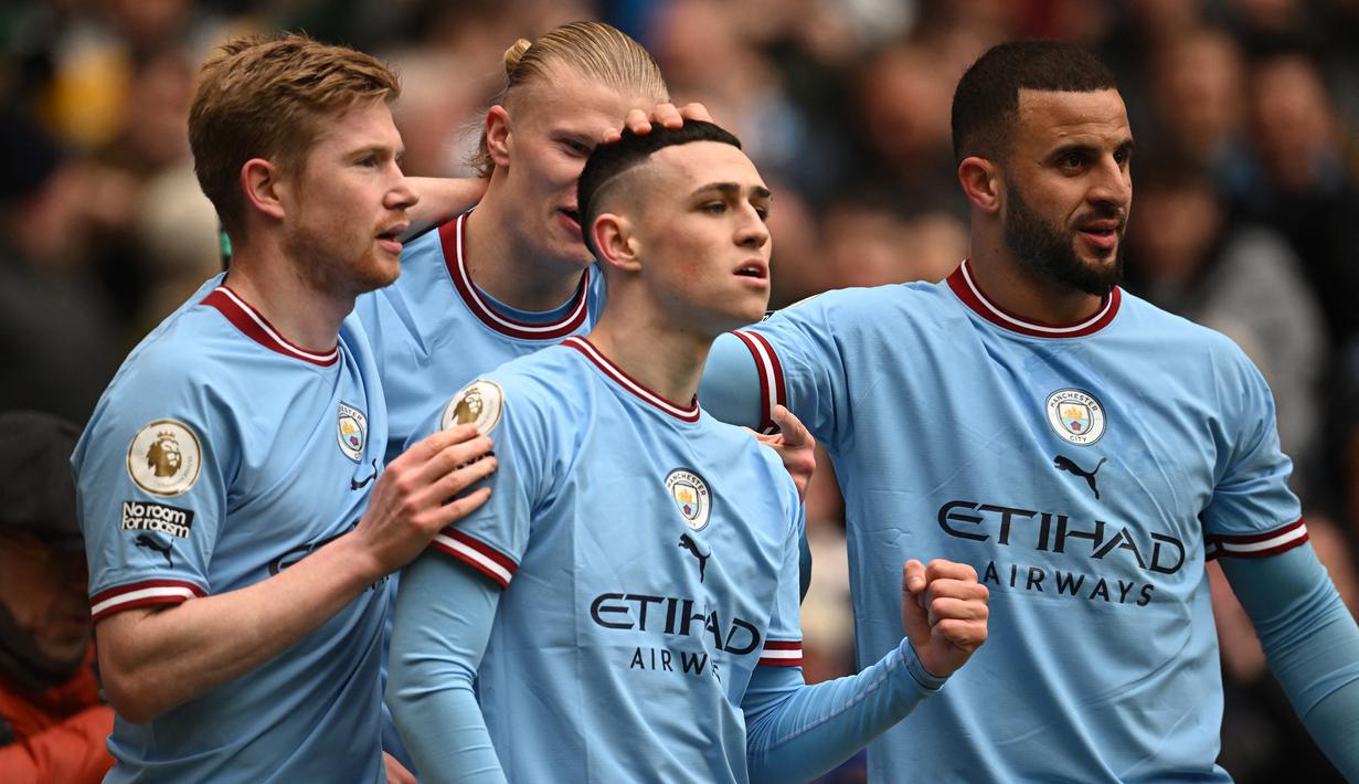 Manchester City terus memberi tekanan kepada sang pemuncak klasemen sementara Liga Inggris 2022/2023, Arsenal lewat kemenangan 2-0 atas Newcastle United pada laga lanjutan Liga Inggris, Sabtu (4/3/2023) malam WIB. Dua gol kemenangan The Citizens dicetak oleh Phil Foden lewat aksi solo run pada menit ke-15 serta Bernardo Silva pada menit ke-67. Dengan tambahan tiga poin, pasukan Pep Guardiola yang kini mengoleksi 58 poin makin nyaman bertengger di posisi kedua sambil memburu dan menunggu Arsenal terpeleset di pekan-pekan ke depan. (AFP/Paul Ellis)