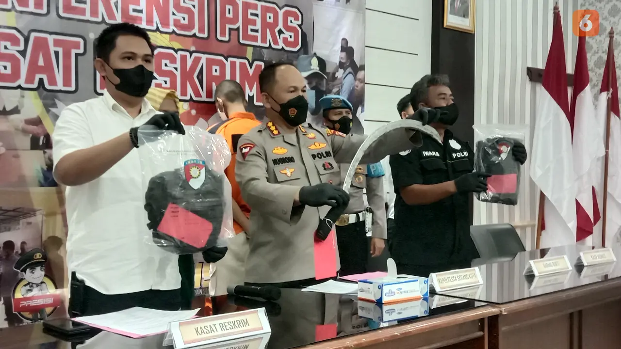 Polisi Tunjukkan Celurit Yang Digunakan Untuk Tawuran. (Senin, 30/05/2022). (Liputan6.com/Yandhi Deslatama).