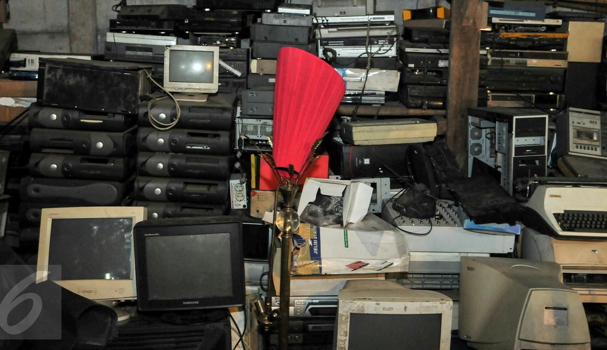 Sejumlah barang rongsok terlihat dari luar mal rongsok di Depok,  (17/2). Meski ruangannya tanpa berpendingin udara atau senyum genit dan wangi menggoda gadis SPG, namun Mal Rongsok tetap terkenal hingga pelosok Tanah Air. (Liputan6.com/Yoppy Renato)