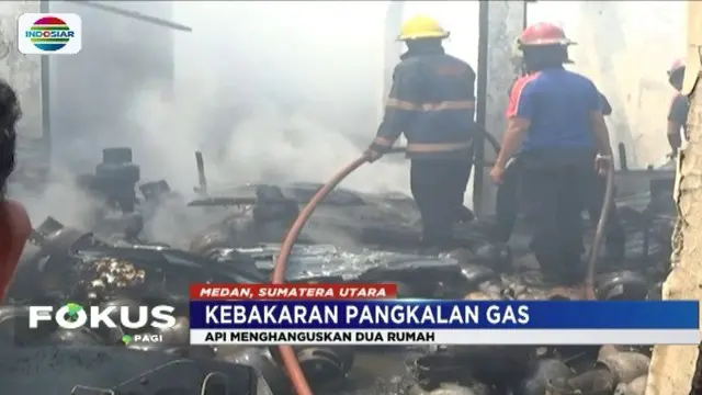 Rumah sekaligus pangkalan tabung gas di Medan terbakar. Akibatnya pemilik rumah dan dua petugas damkar terluka.