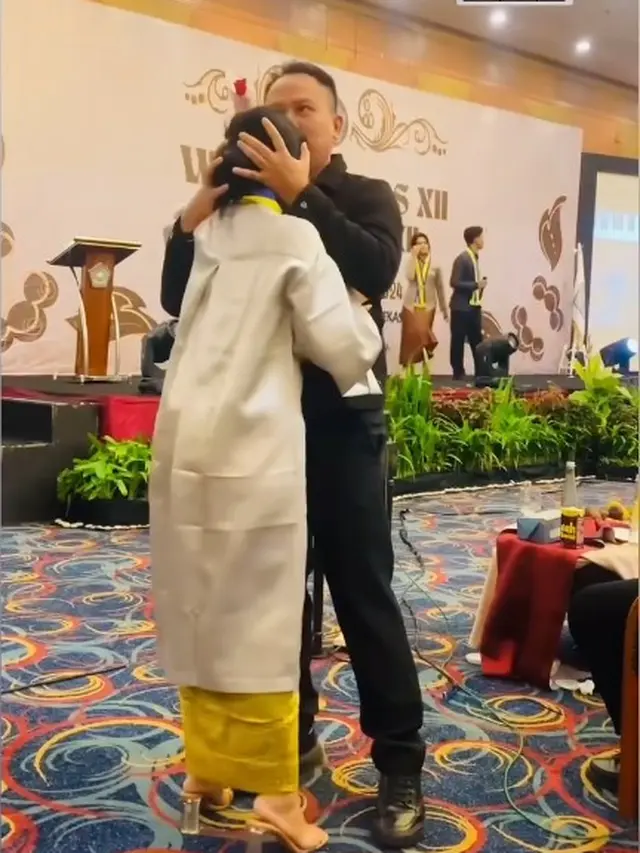 7 Potret Vicky Prasetyo Temani Anak Wisuda SMA, Kompak Bareng Mantan Istri