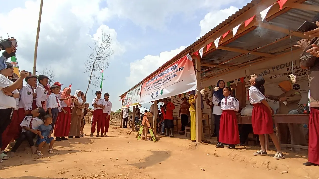 Perusahaan infrastruktur dan logistik PT Marga Bara Jaya merayakan HUT ke-78 R bersama anak-anak Suku Anak Dalam (SAD) Sungai Badak yang bersekolah di SD Filial Pagar Desa, Bayung Lencir, Musi Banyuasin, Sumatera Selatan.