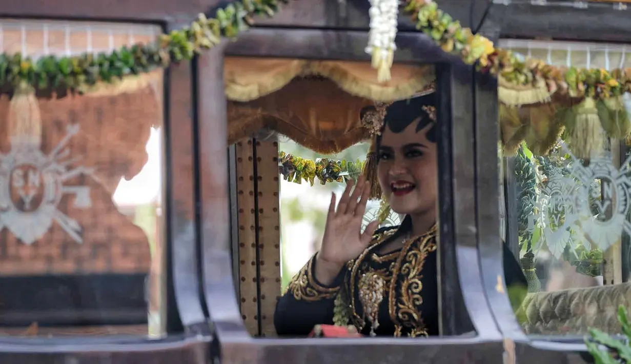 Kahiyang Ayu dan Bobby Nasution kini sudah resmi menjadi sepasang suami-istri. Sebelum tiba di waktu ijab kabulnya, serangkaian prosesi adat istiadat telah mereka lalu sejak beberapa hari sebelumnya. (Adrian Putra/Bintang.com)