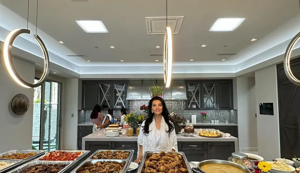 Rambut Farah Quinn pun dibuat terurai dengan gaya wavy. Ia pun memerlihat makanan lebaran dengan lauk pauk yang cukup lengkap. [@farahquinnofficial]