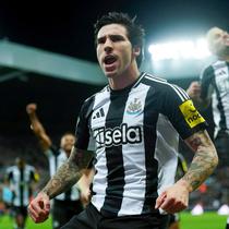 Newcastle United memastikan tempat di semifinal carabao Cup setelah mengalahkan Brentford di St James’ Park pada Kamis (19/12) dini hari WIB. (Owen Humphreys/PA via AP)