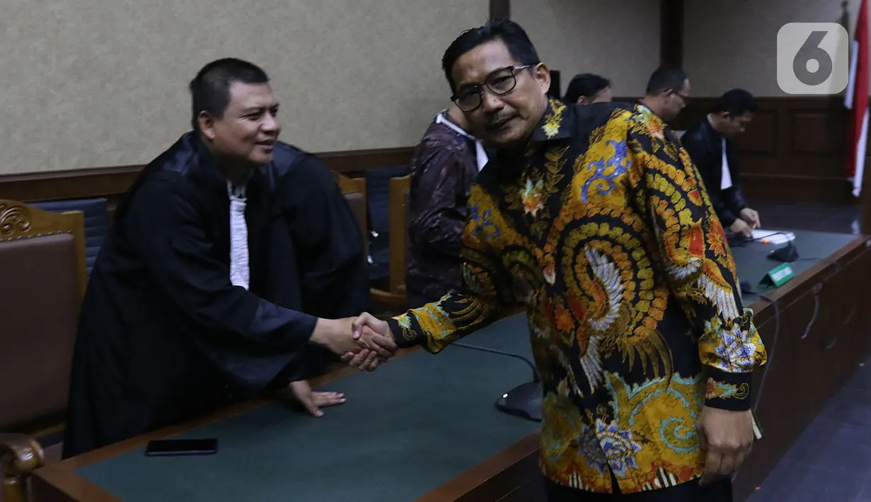 Terdakwa kasus dugaan suap dan gratifikasi Bowo Sidik Pangarso bersalaman dengan JPU usai sidang tuntutan di Pengadilan Tipikor, Rabu (6/11/2019). Mantan anggota Komisi VI DPR RI itu dituntut hukuman tujuh tahun penjara dan denda Rp300 juta subsider enam bulan kurungan. (Liputan6.com/Herman Zakharia