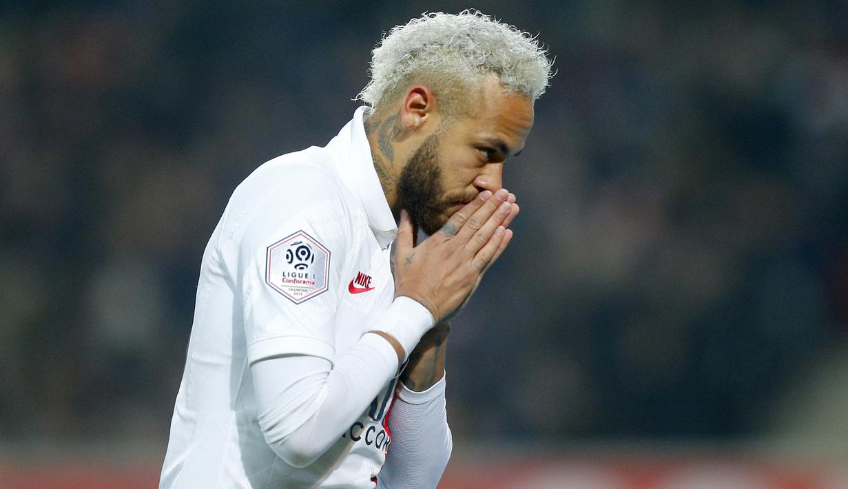 Striker Paris Saint-Germain, Neymar, melakukan selebrasi usai membobol gawang Lille pada laga Liga 1 Prancis di Stadion Metropole, Minggu (26/1/2020). Neymar persembahkan dua gol nya untuk legenda NBA Kobe Bryant. (AP/Michel Spingler)