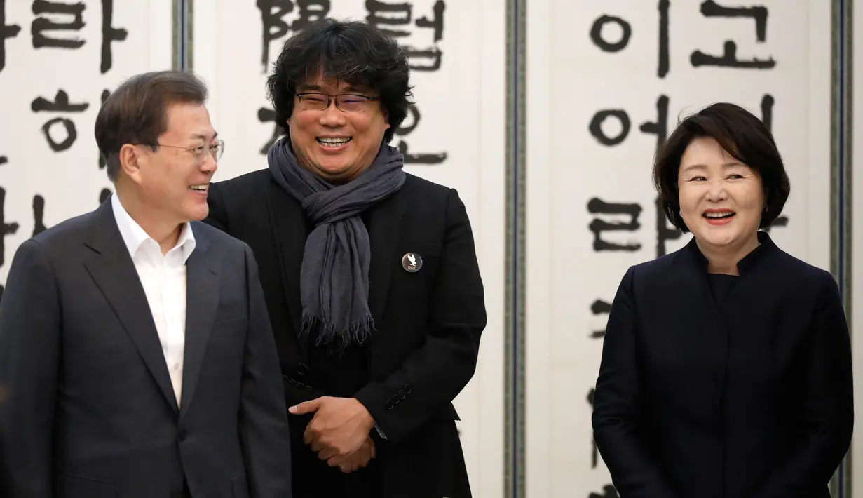 Sutradara Bong Joon Ho bertemu Presiden Korsel, Moon Jae-in dan Ibu Negara Kim Jung-sook saat makan siang di Blue House, Kamis (20/2/2020). Presiden Moon mengundang Sutradara Bong Joon Ho dan seluruh tim untuk merayakan kemenangan Parasite yang membawa pulang empat Piala Oscar 2020 (KIM HONG-JI/AFP)