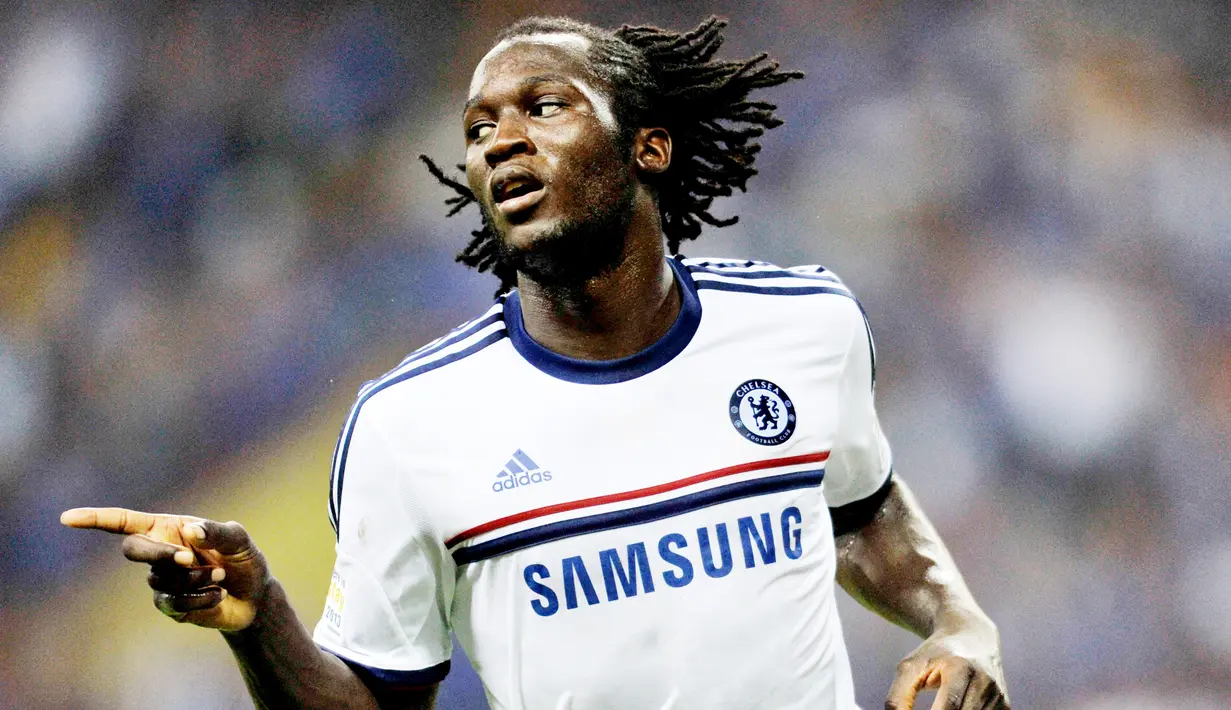 Romelu Lukaku - Keberhasilan Lukaku membawa Inter Milan menjuarai Serie A membuat The Blues memulangkannya ke Stamford Bridge. Lukaku yang kini telah menjelma sebagai predator tajam bisa diandalkan Thomas Tuchel untuk menjebol gawang lawan. (Foto: AFP/Najjua Zulkefli)