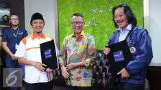 Ustadz Yusuf Mansyur dan Direktur PT Indofood Sukses Makmur Tbk, Fransiscus Welirang foto bersama usai mengikuti tax amnesty di Dirjen Pajak, Jakarta, Jumat (30/9). (Liputan6.com/Angga Yuniar)