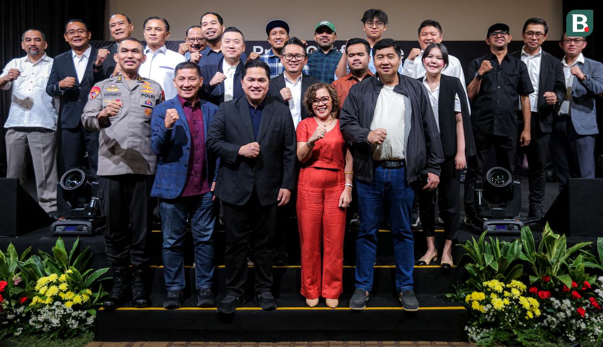 <p>Ketua umum PSSI, Erick Thohir (tengah) berfoto bersama dengan Irjen Pol Verdianto Iskandar Bitticaca (kiri), ketua LIB, Ferry Paulus (kedua kiri), Direktur Programming Surya Citra Media (SCM), Harsiwi Achmad (kedua kanan), dan Ketua Steering Committee (SC) Piala Presiden 2024, Maruarar Sirait setelah konferensi pers yang berlangsung di SCTV Tower, Senayan, Jakarta, Senin (15/07/2024). (Bola.com/Bagaskara Lazuardi)</p>