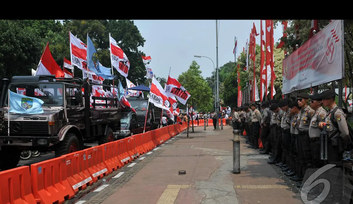 Jelang sidang putusan Pilpres oleh Mahkamah Konstitusi pihak Kepolisian memperketat pengamanan sekitar gedung Mahkamah Konstitusi (Liputan6.com/Johan Tallo)
