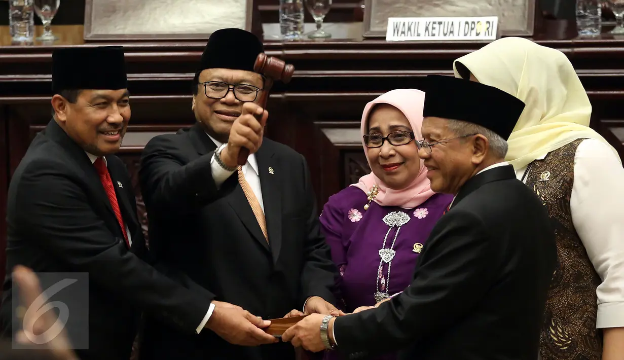 Ketua DPD RI terpilih Oesman Sapta Odang bersama dua orang Wakil Ketua Nono Sampono dan Darmayanti Lubis mengangkat palu sidang usai pelantikan Pimpinan DPD RI di Komplek Parlemen, Senayan, Jakarta, Selasa (4/4). (Liputan6.com/Johan Tallo)