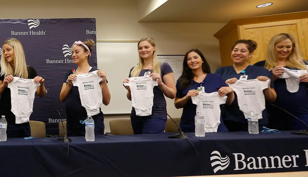 Sebagian dari 16 suster di bagian gawat darurat yang sedang hamil bersamaan ketika konferensi pers di sebuah rumah sakit di Mesa, Arizona, 17 Agustus 2018. Jumlah itu setara dengan 10% dari seluruh suster yang bertugas di bagian UGD. (AP/Ross D. Franklin)